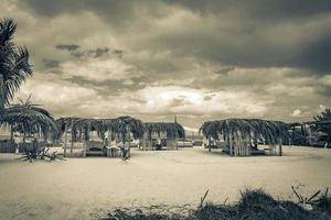 mooie holbox eiland strand zandbank panorama palapa ligstoelen mexico. foto