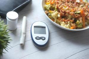 diabetische meetinstrumenten en gezonde voeding op tafel foto