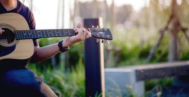 handen en gitaren van gitaristen die gitaarconcepten spelen, muziekinstrumenten foto