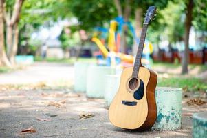 akoestische gitaar, een zeer goed klinkend instrument-muziekinstrumentconcept foto