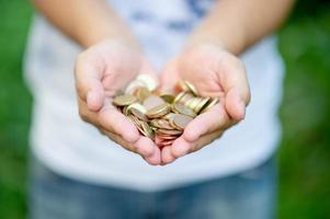 hand en zilveren munt, concept van geld besparen voor bedrijfsvoering, stabiel geld in de toekomst foto