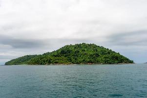 zeewater en prachtige groene bergen foto