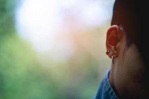 oorbellen van jonge mannen die graag oren piercen foto