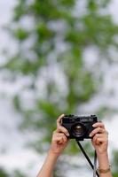 vrouw en camera vrouwelijke fotografen schieten vrolijk. reisconcept foto