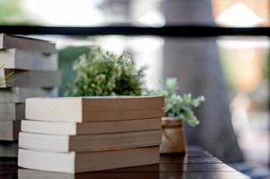 boek op het bureau geplaatst veel boeken, prachtige kleuren om te studeren, kennis, onderwijs - afbeeldingen foto