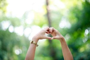 handgemaakte hartvorm geven aan geliefden op de dag van liefde liefdesdag foto