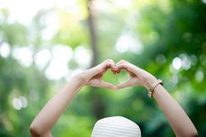 handgemaakte hartvorm geven aan geliefden op de dag van liefde liefdesdag foto