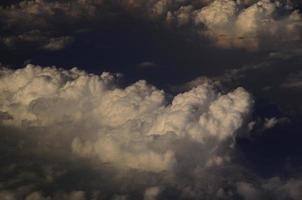 mooie witte en zwarte wolken foto