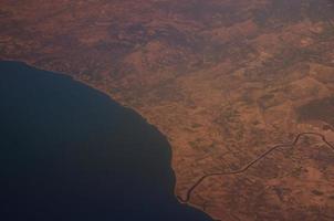 land en zee vanuit vliegtuig foto