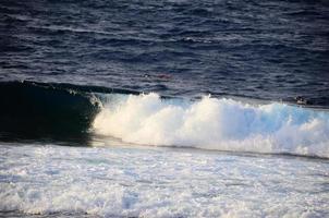 hoge golven op zee foto