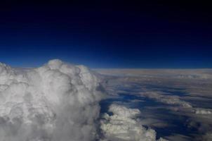 overgang van wolken naar lucht foto