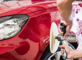 werknemer die de auto schoonmaakt foto