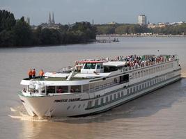 bordeaux, frankrijk, 2016. toeristenboot princesse d'aquitane cruisen langs de rivier de garonne in bordeaux foto