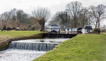 papercourt sluis op de rivier wey navigatiekanaal foto