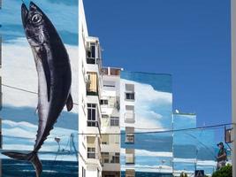 estepona, andalusië, spanje, 2014. visserijdag muurschildering door jose fernandez rios in estepona spanje op 5 mei 2014 foto