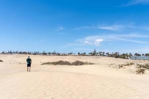 maspalomas, gran canaria, spanje, 2022. een zicht op de zandduinen bij maspalomas, gran canaria op 11 maart 2022. niet-geïdentificeerde mensen. foto