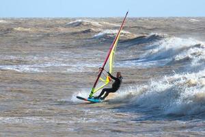 goring-by-sea, west sussex, uk, 2020. windsurfer bij goring-by-sea in west sussex op 28 januari 2020. niet-geïdentificeerde persoon foto