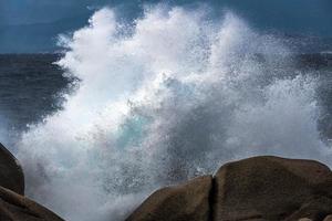 golven beuken op de kustlijn bij Capo Testa Sardinië foto