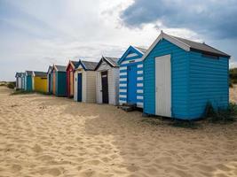 een rij felgekleurde strandhuisjes in Southwold foto