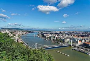 uitzicht op de rivier de Donau in Boedapest foto