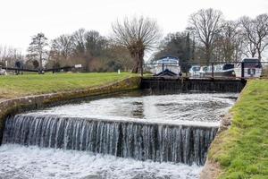 papercourt sluis op de rivier wey navigatiekanaal foto