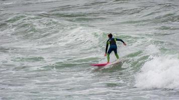 bude, cornwall, uk, 2013. surfen op bude in cornwall op 13 augustus 2013. niet-geïdentificeerde persoon foto