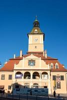 brasov, transsylvanië, roemenië, 2018. uitzicht op het oude stadhuis in brasov, transsylvanië, roemenië op 20 september 2018. vier niet-geïdentificeerde mensen foto