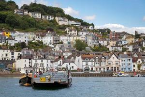 kingswear, devon, uk, 2012. zicht op de kingswear naar de autoveerboot van dartmouth in devon op 28 juli 2012. niet-geïdentificeerde mensen foto