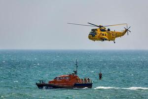 eastbourne, east sussex, uk, 2012. sea king har3 helikoptershow in airbourne foto