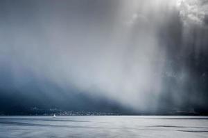 storm trekt over het meer van Genève foto