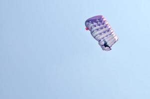 een parachute over een blauwe hemelachtergrond foto