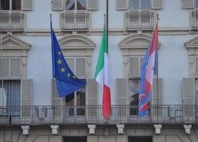 europese, italiaanse en piemontese vlaggen foto