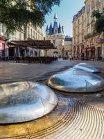 bordeaux, frankrijk, 2016. zicht op moderne beeldhouwkunst in de buurt van porte cailhau in bordeaux foto