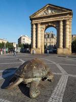 bordeaux, frankrijk, 2016. bronzen sculpturen van een volwassen en jonge reuzenschildpad op place de la victoire bordeaux foto