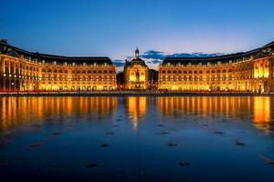 bordeaux, frankrijk, 2016. miroir d'eau op place de la bourse in bordeaux foto