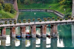 desenzano del garda, lombardije, italië, 2006. brug bij desenzano del garda foto