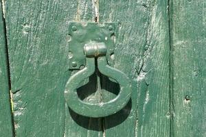 ijzeren handgrepen op groene deuren foto