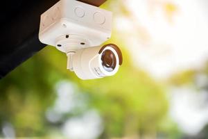 mini cctv-camera's geïnstalleerd aan de muur buiten het huis om op te nemen en om thuis te beveiligen wanneer de huiseigenaar buiten bleef, zachte en selectieve focus op cctv-camera's. foto