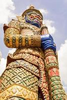 gigantische standbeelden in wat phra kaew, bangkok thailand foto