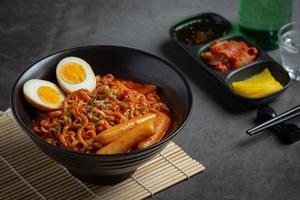 Koreaanse instant noedels en tteokbokki in Koreaanse pittige saus, oud voedsel foto