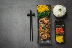 Koreaans eten bulgogi of gemarineerde rundvleesbarbecue klaar om te serveren foto