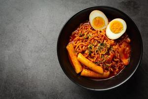 Koreaanse instant noedels en tteokbokki in Koreaanse pittige saus, oud voedsel foto