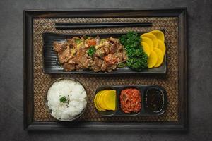 Koreaans eten bulgogi of gemarineerde rundvleesbarbecue klaar om te serveren foto