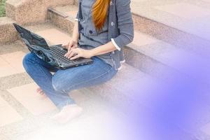 vrouw op zoek naar banen met een laptop. foto
