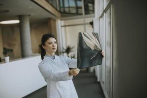 jonge vrouwelijke docto's die röntgenfoto's op kantoor onderzoeken foto