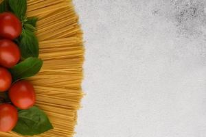 spaghetti met tomaat en basilicum grens. ruimte kopiëren. foto
