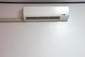 airconditioner op witte betonnen muur. foto