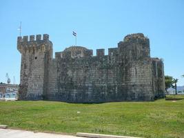 uitzicht op de stad trogir foto