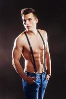 portret van een man met naakte torso fitness foto