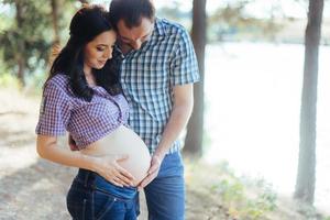 zwangere vrouw met haar man wachten op pasgeboren baby. foto